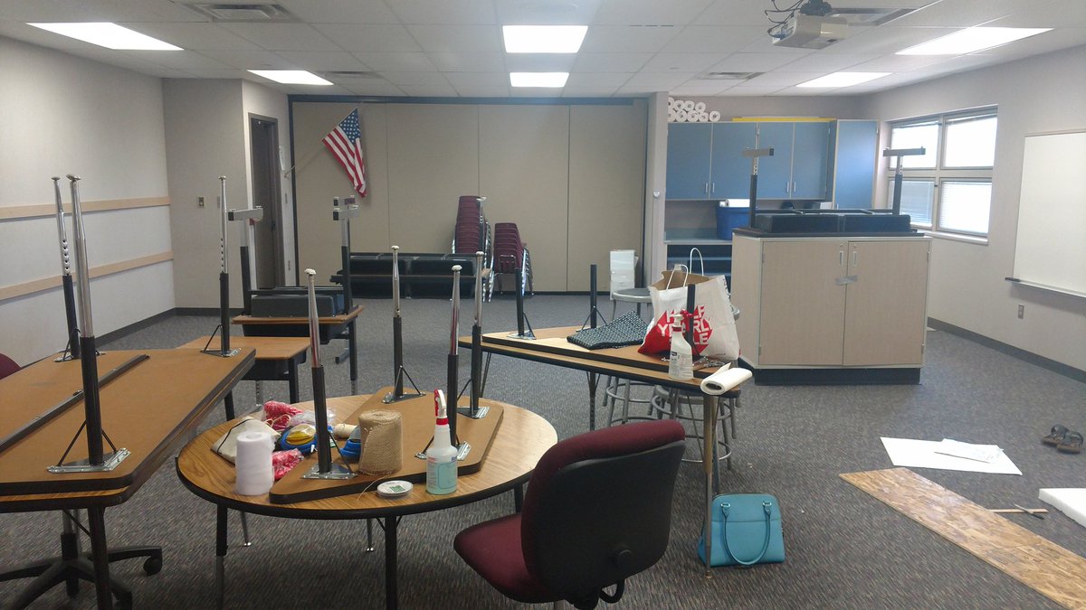 JessAmber89's tweet photo. #dcsdcmf is over and we're back at it with classroom makeovers! @DCSDcipg @CCECoyote Today's before picture: https://t.co/NyMhSDn5gd