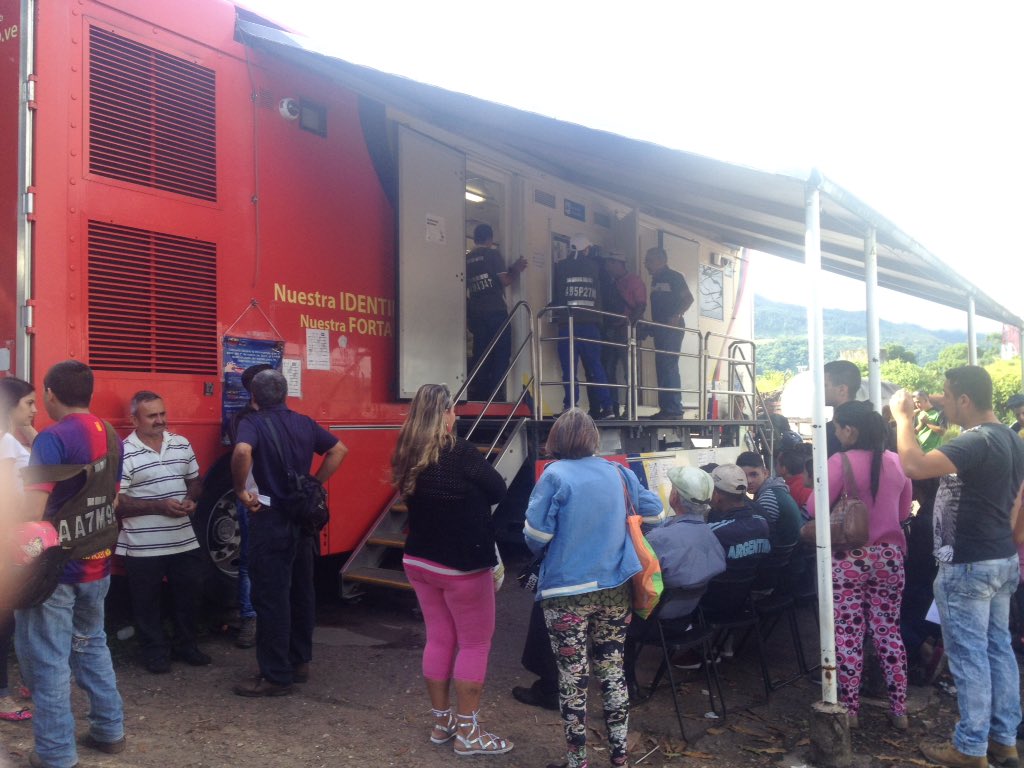 milywand's tweet photo. Porq el país se construye es trabajando no obligando a la gente a paro @NicolasMaduro @Juan_Dugarte @trailerintt141 #SiVa https://t.co/VzTn5UmXKf