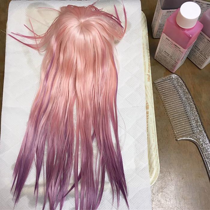 コトハ 今回もカスタムブライスちゃんの髪の毛 ウィッグ 染めましたよ そう あの染色液で 少し濃いめのピンクでグラデーションに染めた後 さらに毛先にかけてラベンダーでグラデーションにカラーリング Blythe ブライス