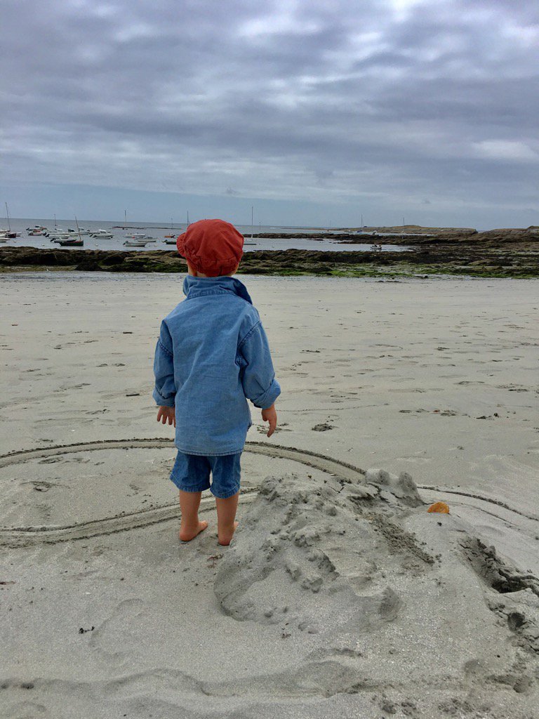 discovergroix's tweet photo. There always are colors, even on a grey day ! #groix #beach #Morbihan #britanny https://t.co/HqwzCj6N9Q