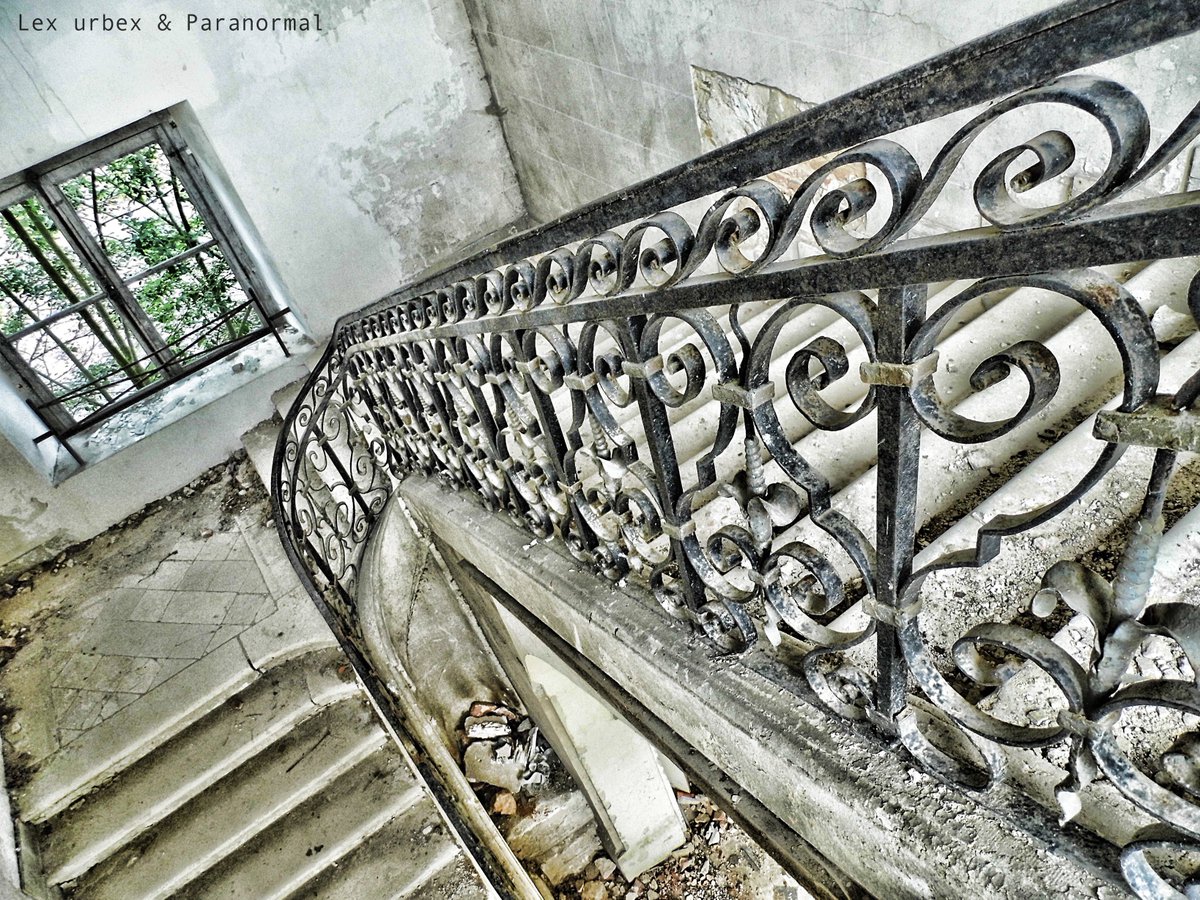 #urbex #castle #chateaupopkov #france #photography #chateau #abandonendplace #urbanexplorer #decay #photo #chateaudesagesn #popkov