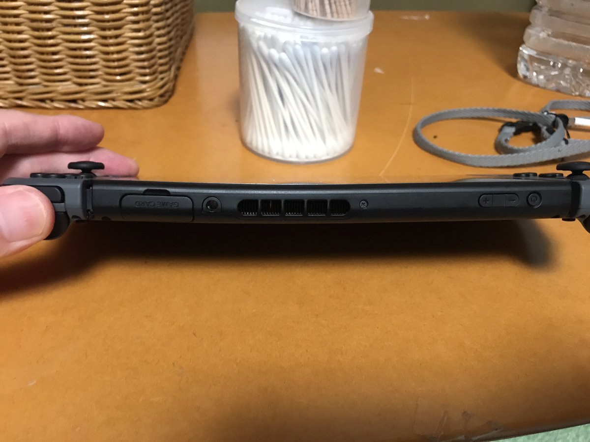 1121 基盤ごと曲がったswitchを修理に出したら液晶はそのまま電源まで曲がって帰ってきた 保護フィルムも無 677