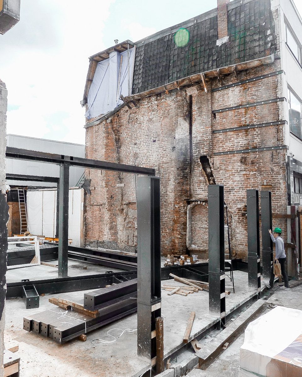 In the middle of the citycentre of Groningen, the foundation of the transition between classic and modern architecture has just been set.