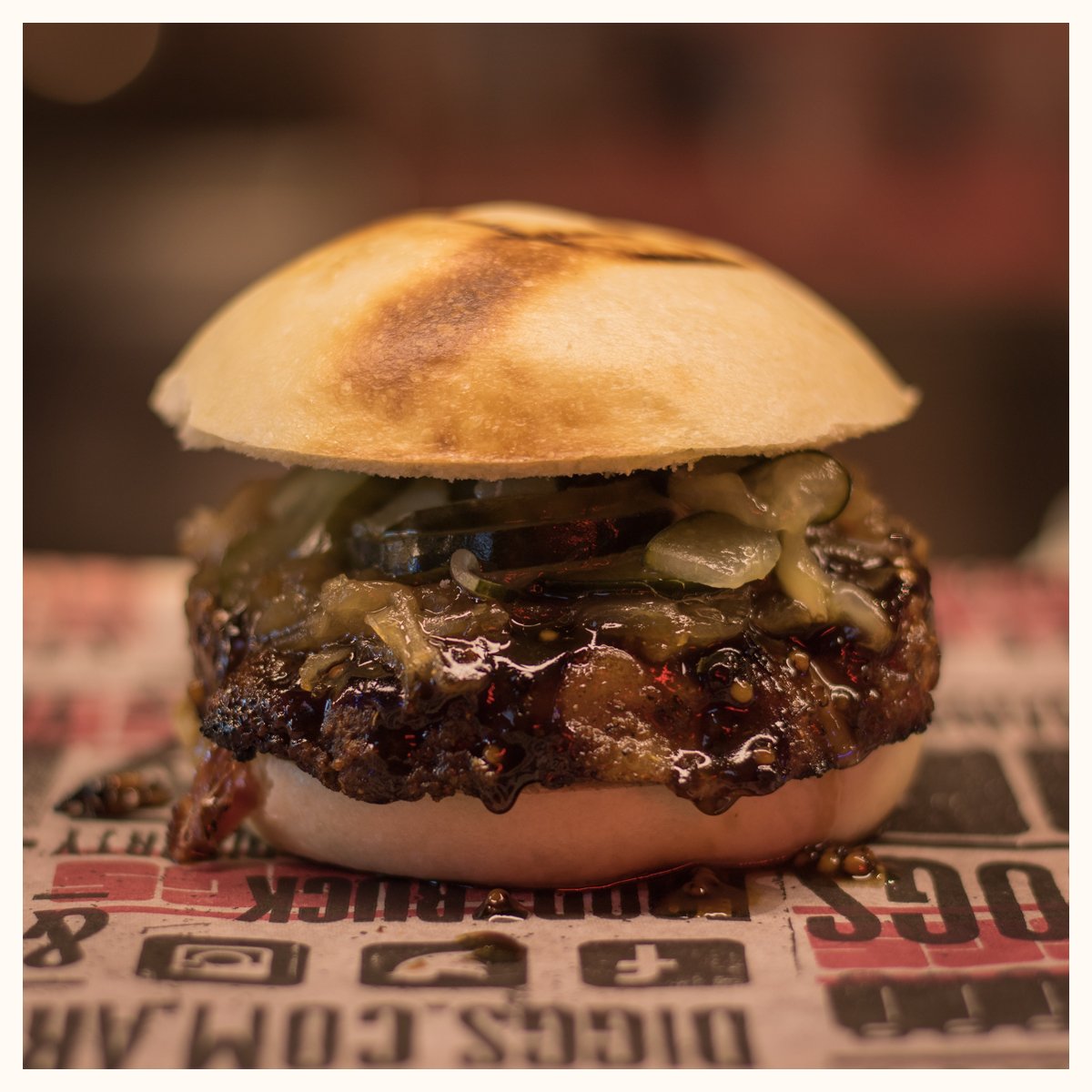 Diggsargentina's tweet photo. Es irresistible y ella lo sabe. ¡Estúpida y sensual bondiola! #PlazaSerrano #streetfood #foodporn #De11a3AM #Bondiola https://t.co/PpvJM7X3Jh