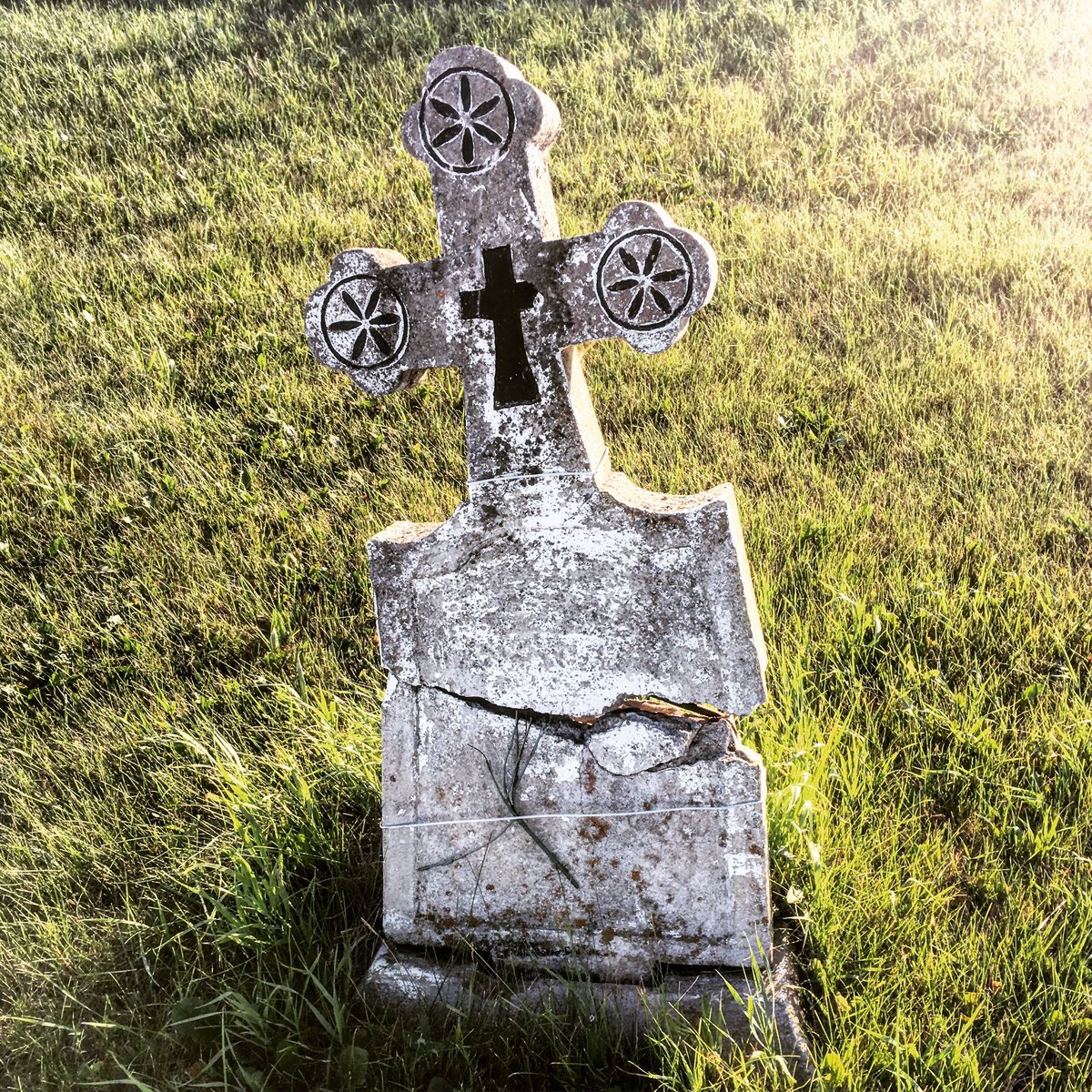 LouiseCarduner's tweet photo. #Insinger #Saskatchewan Beautiful old Ukrainian Churches &amp; graveyard. #AgHistory These people were courageous homesteaders 🍃 https://t.co/Qoc94znthD
