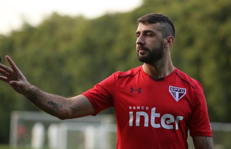 SaoPauloFC_eng's tweet photo. "It's going to improve the team in every aspect. (...) We need him", said Pratto about Hernanes' debut! 👊 #LetsGoSãoPaulo #TheProphetIsBack https://t.co/7LkllgFHWu