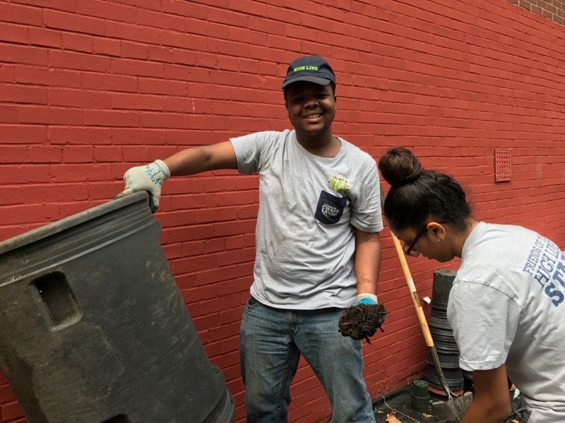 HighLineTeens's tweet photo. Green Council returned to P.S. 33 to lay down tarp, compost and finish the irrigation for their radiant garden. #HighLineTeens #Gardening https://t.co/kWRn2OekBn