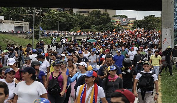 NTN24ve's tweet photo. Oposición reitera llamado a una marcha en Caracas este viernes #28Jul pese a decreto de prohibición https://t.co/jfGc0KWFLu https://t.co/6Iym4jfNwP