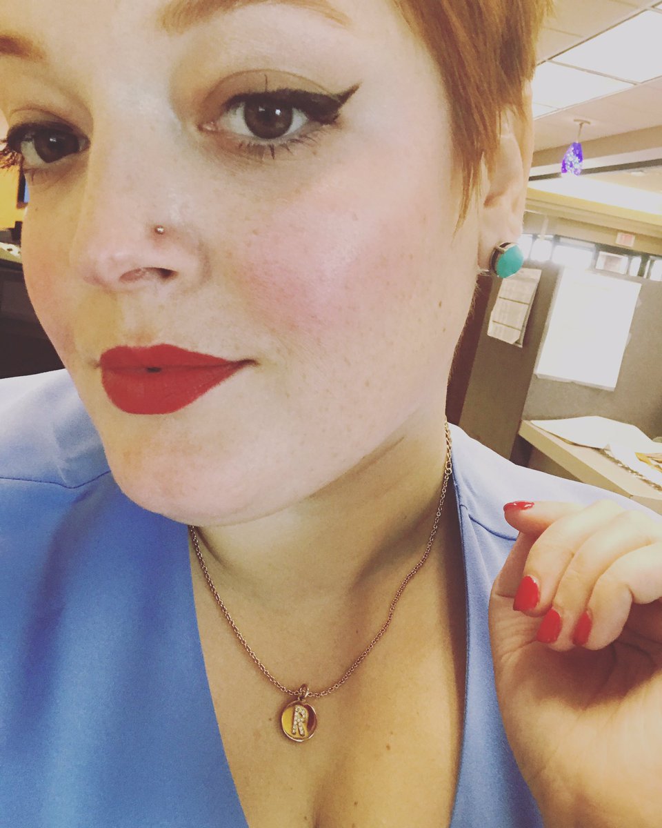 whitney_dahling's tweet image. Feeling myself in my @Chase Blues + @katespadeny necklace. 💋 is courtesy of @Sephora #rubyluster 💁🏻 #work #jk #werk #makeup #pixie