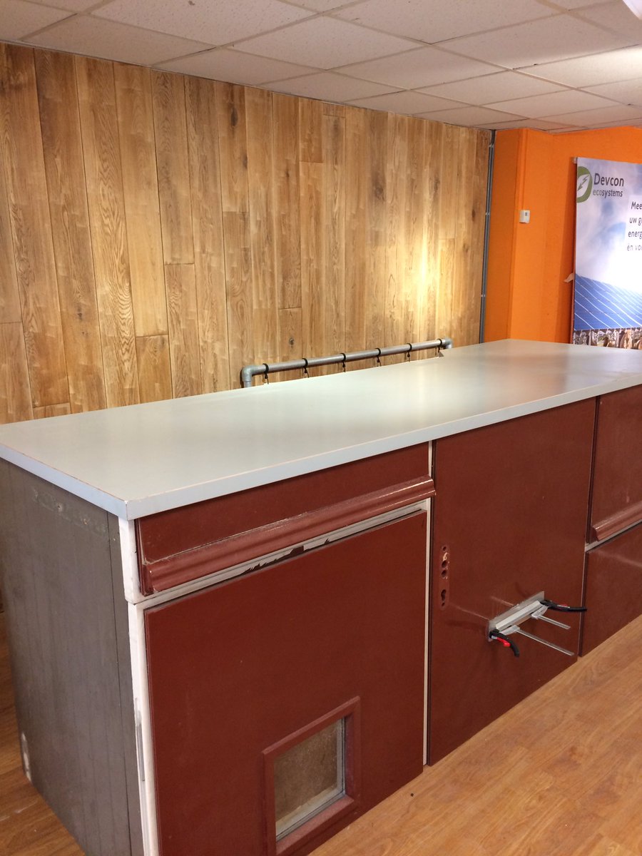 GabyPothuizen's tweet photo. Wat kun je maken van oude deuren? Een koffiebar voor onze #rabogroenwinkel! Dank @NielsAlbers en Verweij Houttechniek. #duurzaam #woerden https://t.co/Jl58YyZi5t