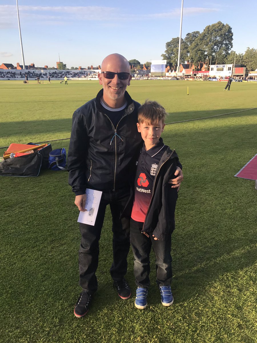 NorthantsCCC's tweet image. Congratulations to Robin and Sam on your PRIZE of 2x tickets to our next fixture against @BearsT20 #Blast17 #MadeofSteel