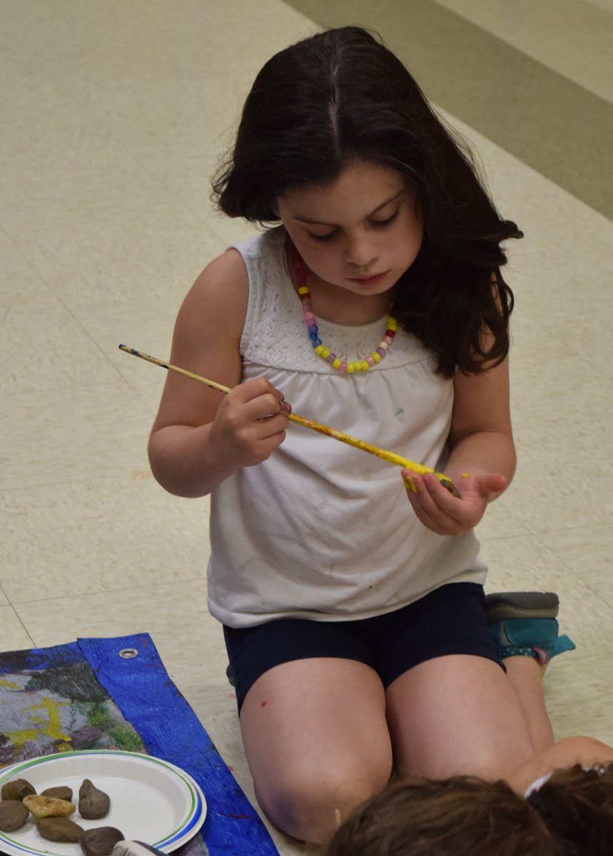 bayviewglen's tweet photo. Colour on display. Campers dabble in paint to create little masterpieces. #artwork @bvgdaycamp https://t.co/EU22vT7DxL