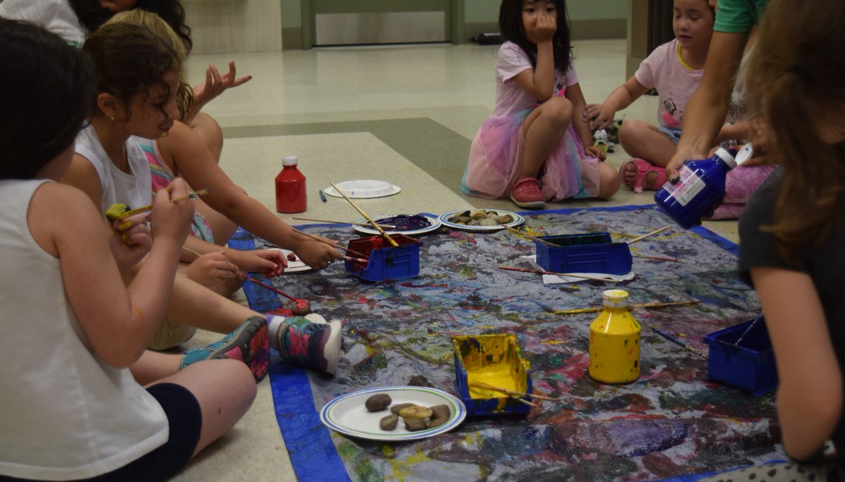 bayviewglen's tweet photo. Colour on display. Campers dabble in paint to create little masterpieces. #artwork @bvgdaycamp https://t.co/EU22vT7DxL