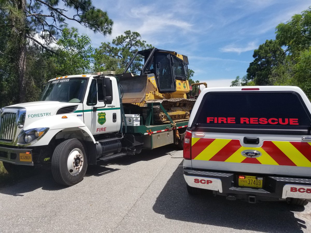 FFS_cafc's tweet photo. Working to off load our dozer and make access to the #wildfire #Flfires https://t.co/kWPoBYEE56