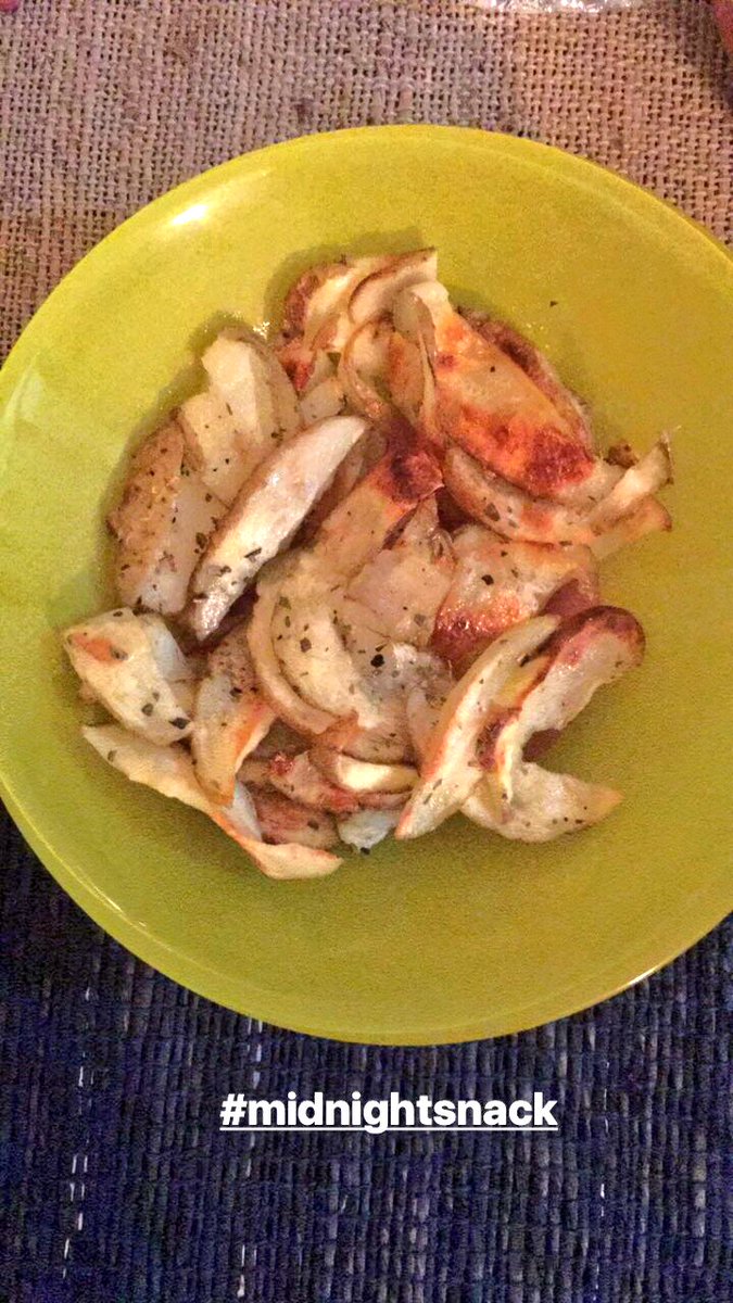 anvitanath's tweet photo. #MidnightSnack potatoes over roasted in microwave for crispness. Add lil butter salt and oregano #ComfortFood #EasyPeasy #OneTweetRecipes https://t.co/VYuO0lGYV8