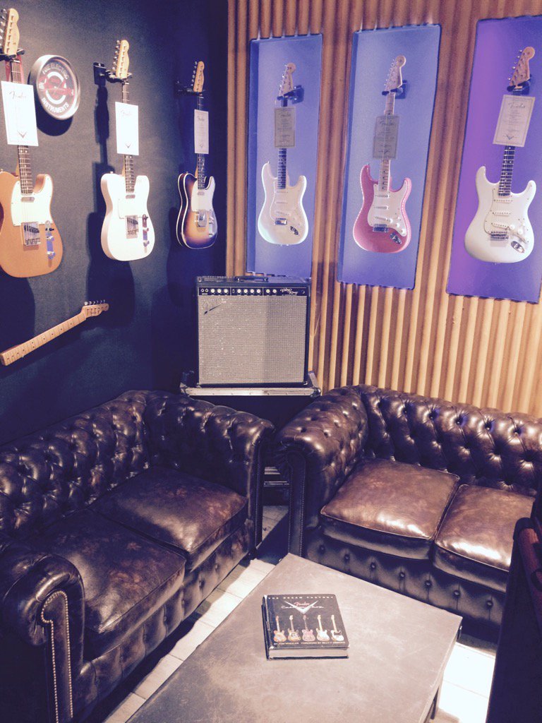 myscustomshop's tweet photo. Custom shop living!!
#fender #stratocaster #telecasster #customshop #fenderamps https://t.co/iS07l2p2m7