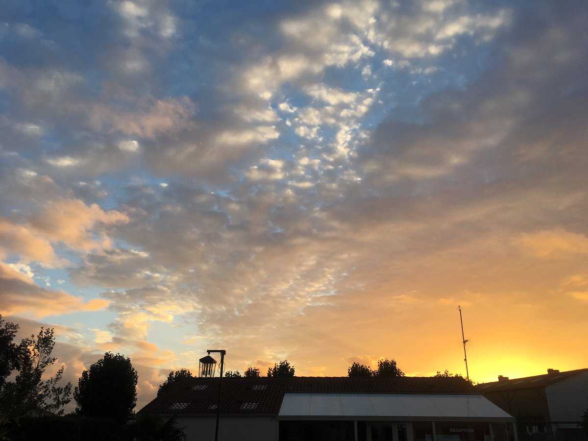 LesMizottes's tweet photo. Ok, le soleil est beau aussi !!
#sunset #insidecamping #campingqualite https://t.co/gkKmI8z67J