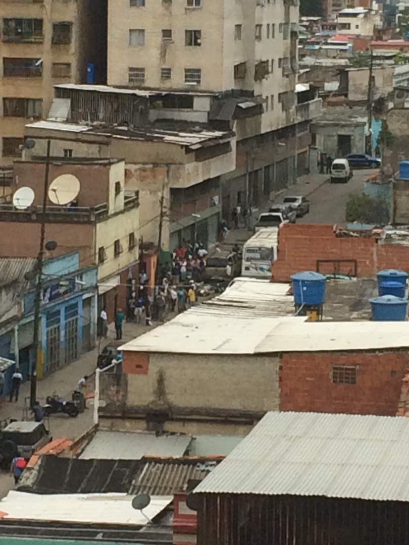 #27Jul Mis #VecinosYAmigos d la Resd AV de #LaPastora fueron visitados y reprimidos x grupos armados (Colectivos) y la GN x exigir #Libertad