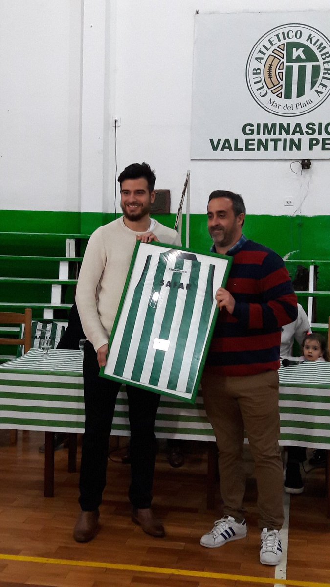 SelemSafar's tweet photo. Que lindo y emotivo momento pasamos ayer en la vuelta al club que nos vio crecer. Gracias @KimberleyBasket por este mimo! ❤️ https://t.co/6TuE5bAt1s