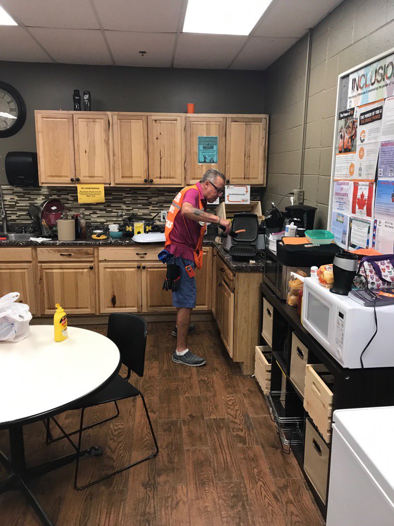 ccyinger's tweet photo. Rich cooking up some Chili dogs for the team today! @JanaVugteveen @HomeDepot2771 @bobsaniga @troyer_paige https://t.co/GywyAGFi5z