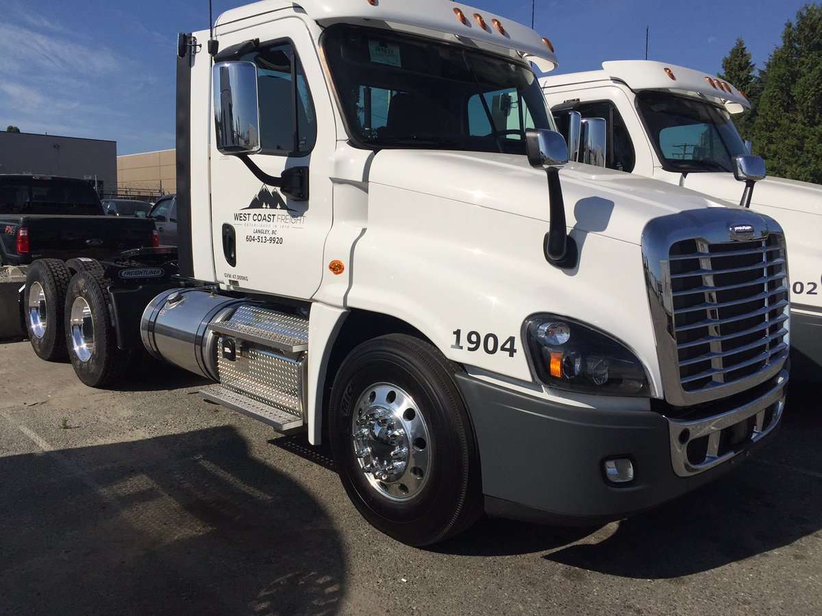 plett_r's tweet photo. Introducing our new Port trucks . 5 brand new 2018 Freightliner day cabs. https://t.co/FxoYbn1M94