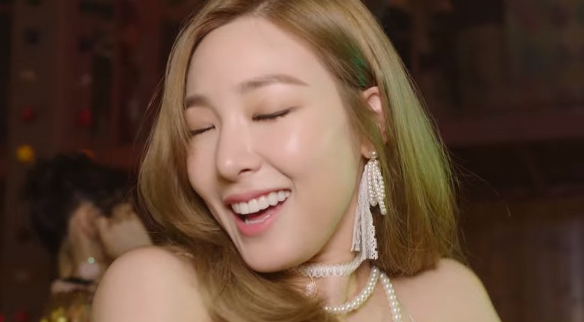yoonvisual's tweet photo. Girls' Generation 소녀시대_Holiday Night_Teaser Clip #TIFFANY https://t.co/Rs1SM7AEpT https://t.co/pyKkpPoRiL