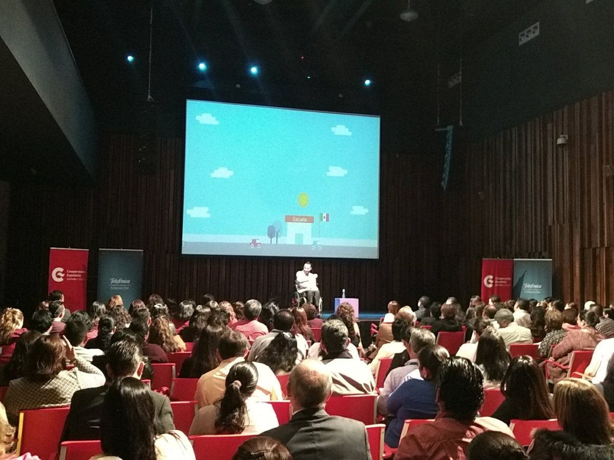 Diego_Alzan's tweet photo. Seguimos en la charla de @jose_villela en el #EncuentroAFT2017 #AulasFTmx @FTelefonicaMX Reunidos más de 150 docentes. https://t.co/yTQp3P9nKs