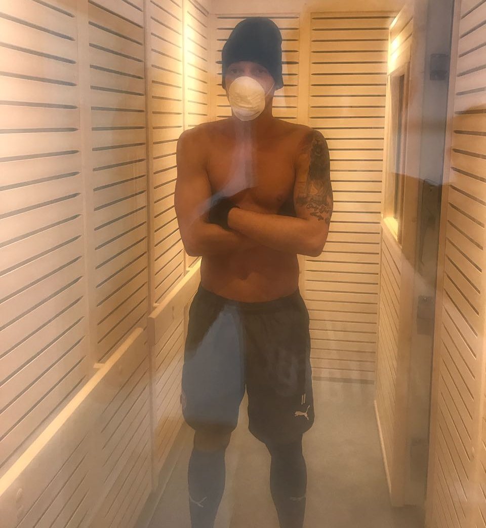 M10's tweet photo. They said "Mesut you have to be ice-cold in front of goal". Ok, I'll try my best ... ❄😃⚽  #coldchamber #preseason #regeneration https://t.co/wzWcOJjUu3
