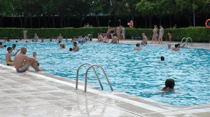 Gacetinmadrid's tweet photo. ¿Sabías que bastan 27 segundos para que un niño se ahogue? NUNCA les pierdas de vista en la piscina #ojopequealagua vía @policiademadrid https://t.co/5uawtnntkM