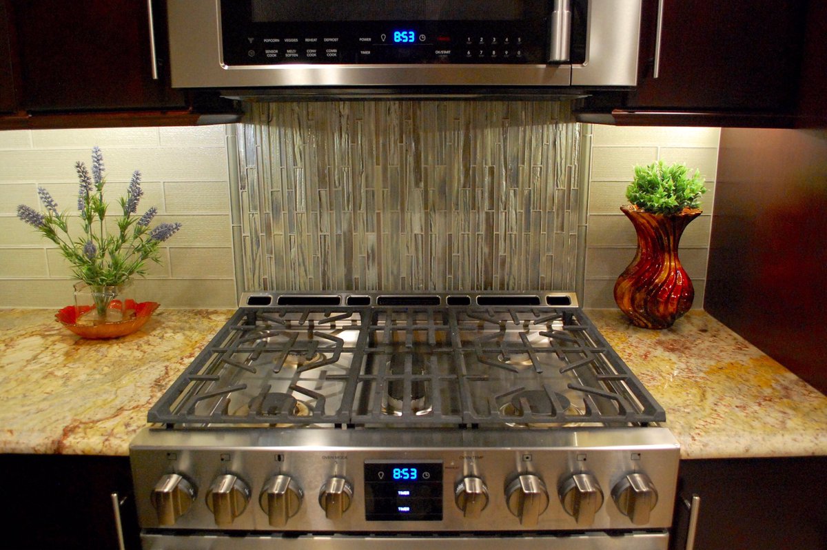 barretta_tile's tweet photo. Our customer's kitchen came out beautiful. Wood look porcelain tiles on the floor and glass for the backsplash. https://t.co/T7BwAAMstw
