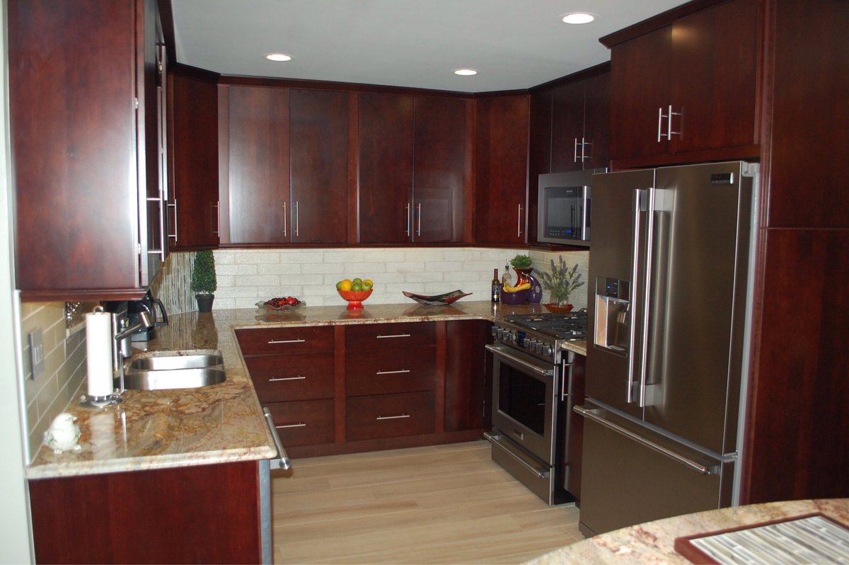 barretta_tile's tweet photo. Our customer's kitchen came out beautiful. Wood look porcelain tiles on the floor and glass for the backsplash. https://t.co/T7BwAAMstw