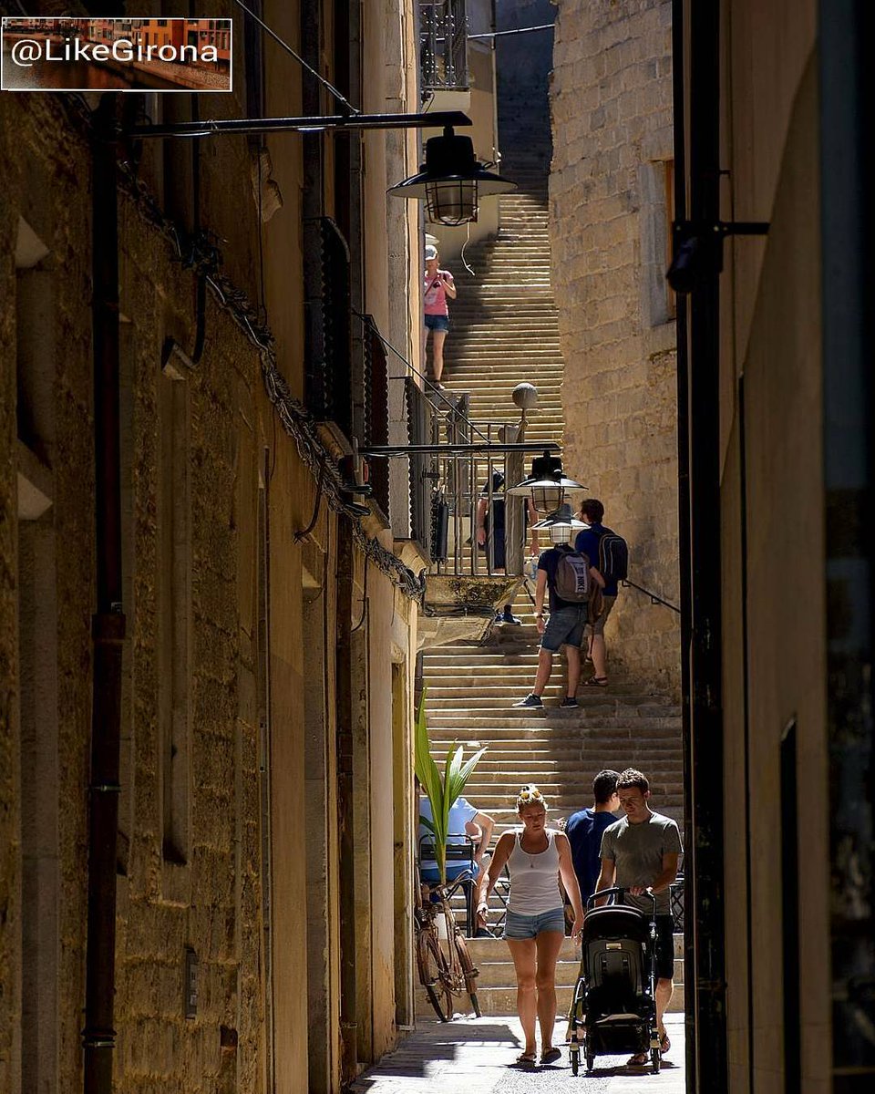 LikeGirona's tweet photo. El barri vell #gironaemociona 🌇 https://t.co/LGmyLO73uG 
#Catalunyaexperience #oldcity #clikcat https://t.co/wO3x6qPd86
