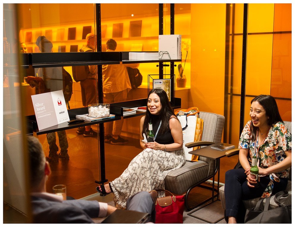 CarvartGlass's tweet photo. #NeoCon2017 attendees relax in our #BestofNeoCon Silver Award-winning #glassCUBE. See it in our #ChicagoStudio https://t.co/iZLIDKwFF6 https://t.co/WmOC8LE1Pa