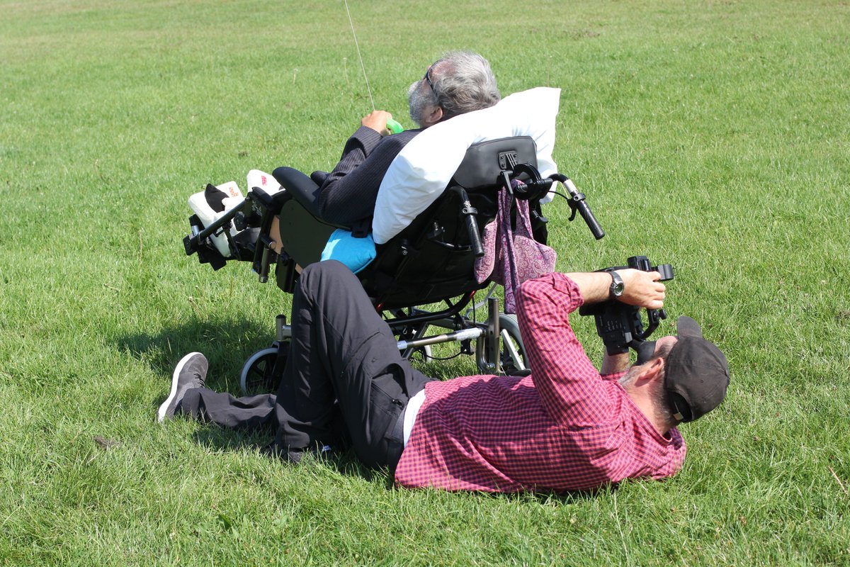 reeleyze's tweet photo. Learning how to fly kites with @SimpleStuffWrks and John. Follow John's story at #Johnspoem @EntrustCP https://t.co/BZ1t69FuqE