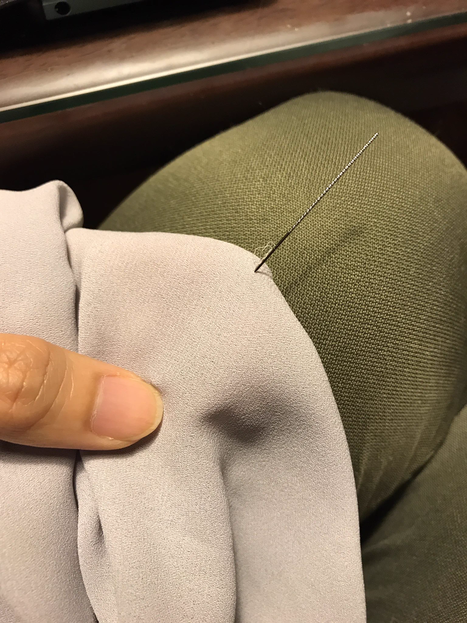 これ欲しい！飼い猫に服を引っ張られてもすぐに補修できるアイテムがやばい！