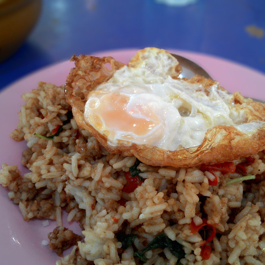 EatingDaily's tweet image. ผัดกระเพราหมูคลุกข้าวไข่ดาว eatingdaily.wordpress.com/2017/07/27/%e0…