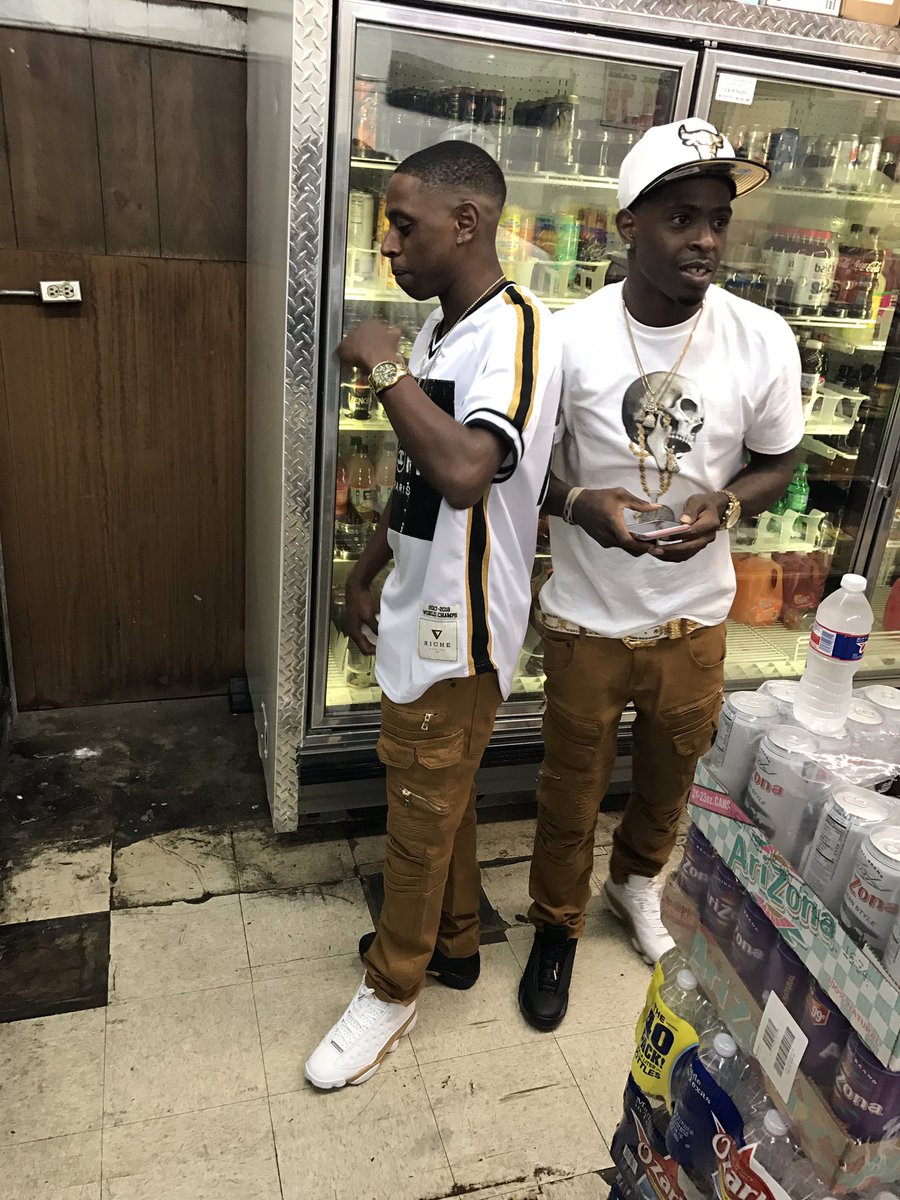CeoBizzle's tweet photo. Happy Gday to my mf brother I love you nigga we goin out dis bitch 2gether frfr💯💯💯💪🏾💪🏾🍾🍾🍾#LeaSeason https://t.co/y3uyMdCtsr