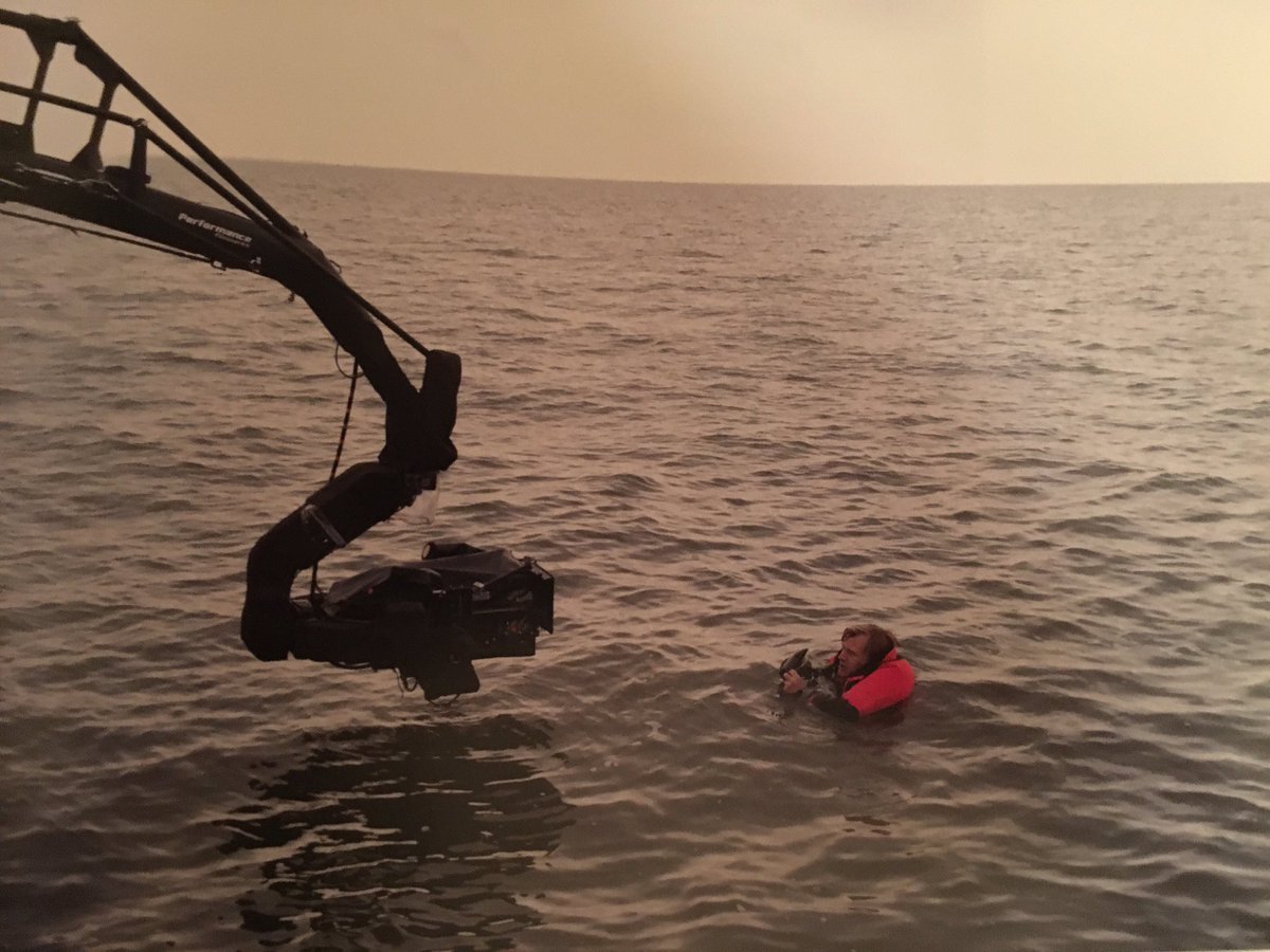 Hombres en la montaña y niños en la playa... con flotadores. @MrChrisNolan