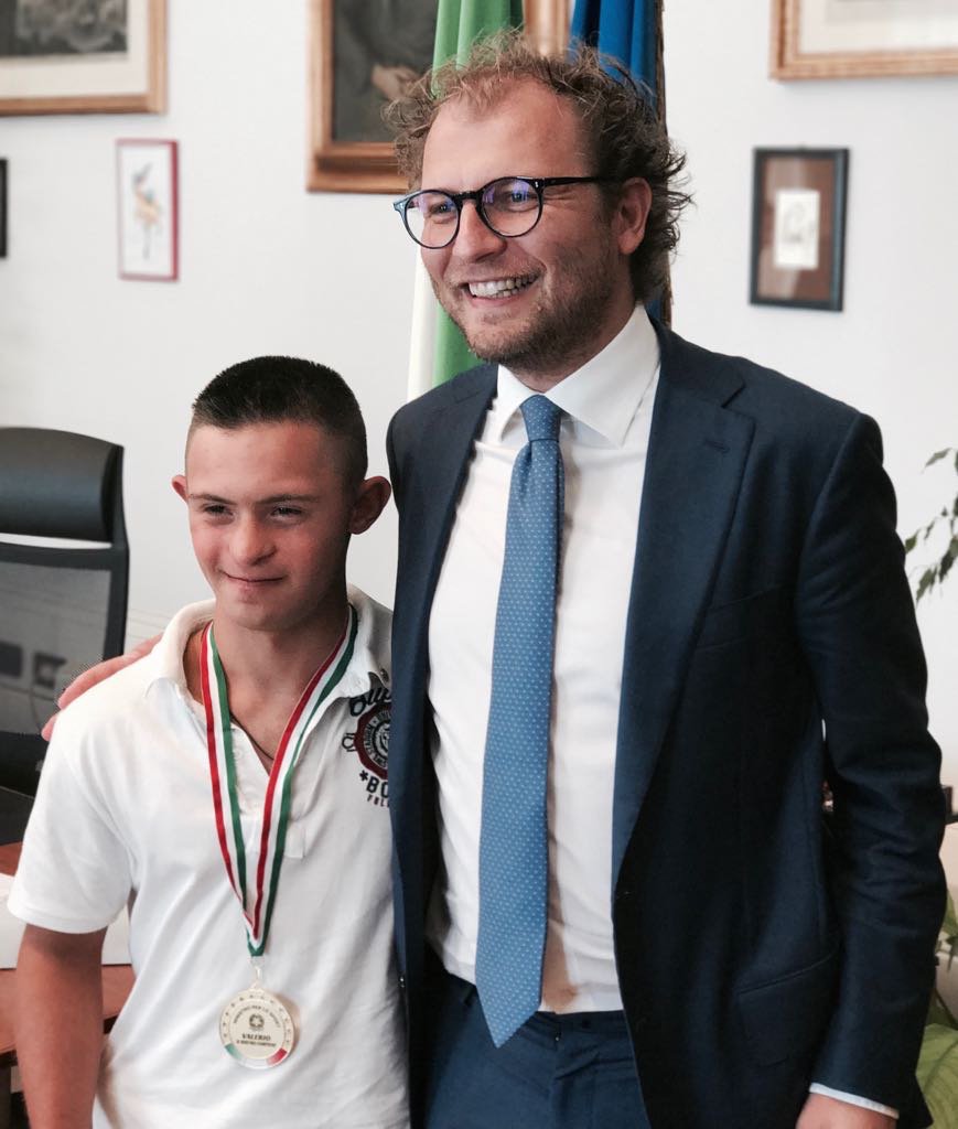 LottiLuca's tweet photo. Oggi abbiamo premiato Valerio, un campione di sport, generosità e coraggio. https://t.co/iA5Mfzd5Yr https://t.co/EdUrBmJsjG