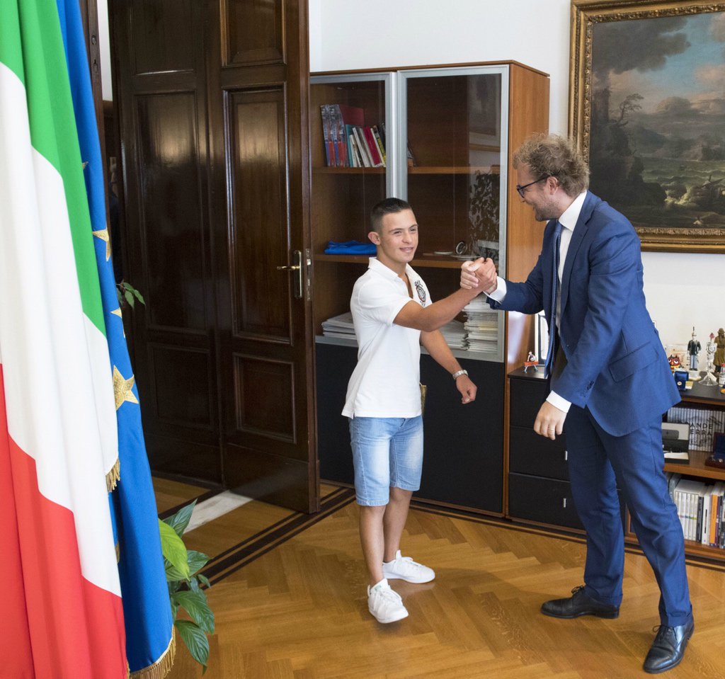 LottiLuca's tweet photo. Oggi abbiamo premiato Valerio, un campione di sport, generosità e coraggio. https://t.co/iA5Mfzd5Yr https://t.co/EdUrBmJsjG