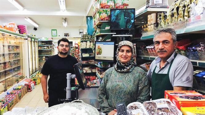 Lovely 💚 Na faillissement vieren buurtbewoners heropening van hun buurtsuper met eigenaren. 

m.facebook.com/story.php?stor… #parool #halal