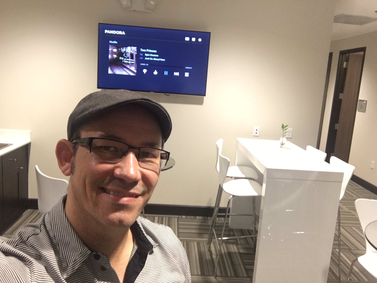 RogerJanik's tweet photo. Moving into our new location in The Woodlands, TX Yay for Fair Marketing!! @ssdinc1 #seogurus https://t.co/8aa0REvw0x