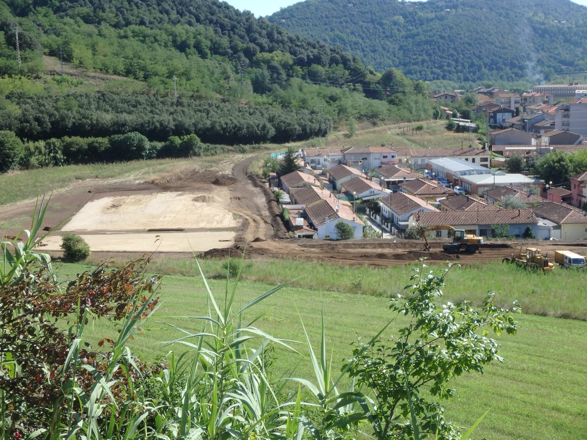 Bones vistes de les futures pistes esportives i zona de jocs de <a href="/SantMiquelOlot/">Sant Miquel Olot</a>
