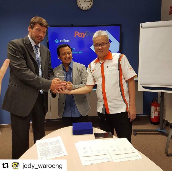 Bisnis2014's tweet photo. yusufmansurnew:Mksh postingan jody_waroeng:"Tanda tangan perjanjian #PayTren dg #cellum internasional...Selamat buat guru sy #UYM... https://t.co/RBweHhDyIO