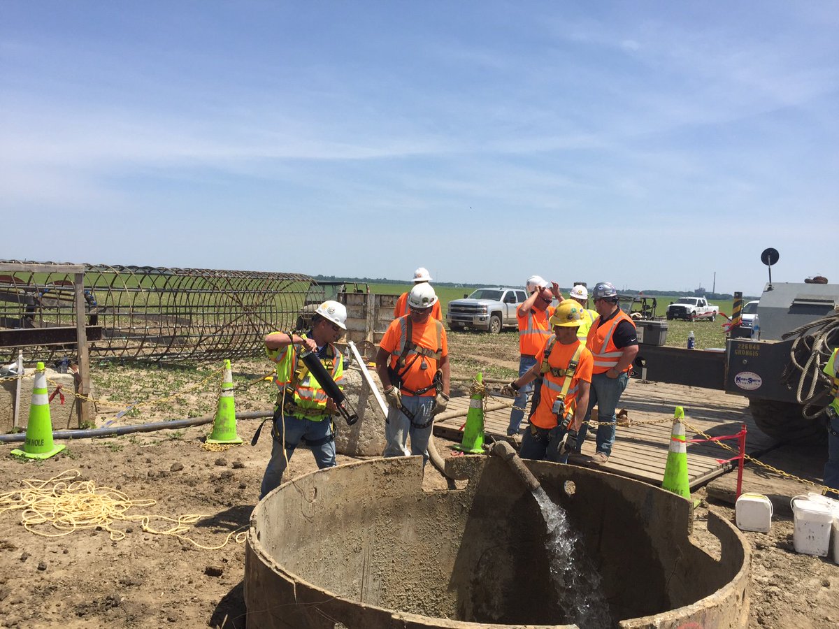 kb_technologies's tweet photo. Gather round as Aldridge applies our #EnhancedSlurryProCDP to a shaft on the Illinois Rivers Transmission Project. #TBT https://t.co/B6mhnxCaY2