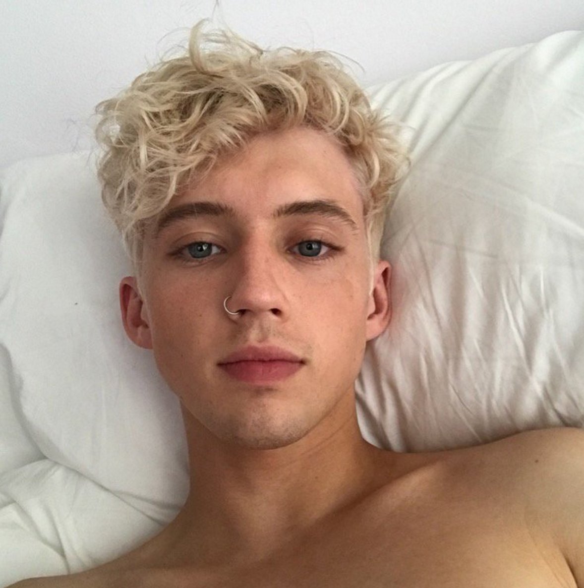 Troye Sivan с белыми волосами