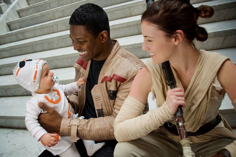 SilverNGX's tweet photo. En un universo alterno, Finn y Rey tuvieron a un bello BB-8 que sería el último jedi... #StarWars #MetasdePareja https://t.co/iphbG7XQnM