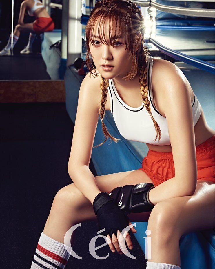 hv_lime_'s tweet photo. 한국에서 인기 있는 잡지를 가진 포토 쇼. 8월 판에 #CeciKorea 사는 것을 잊지 마세요. https://t.co/NLqgzTH1R1