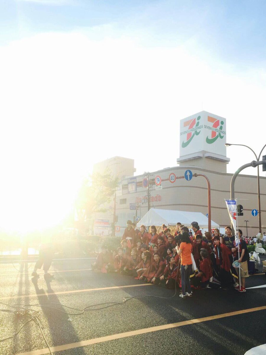 youthcom2016's tweet photo. 今日も練習お疲れ様！
本祭がどんどん近づいて来ましたね😆
あと限られた回数しか練習ないので
しっかりつめて練習して
本祭の日にしっかり楽しんで
色褪せない思い出になるように
みんなで一緒に頑張ろー☺️🤘
このメンバーで踊れるのは今年だけです！！今を大切に！！
#写真は去年 https://t.co/BVzZcSboaj