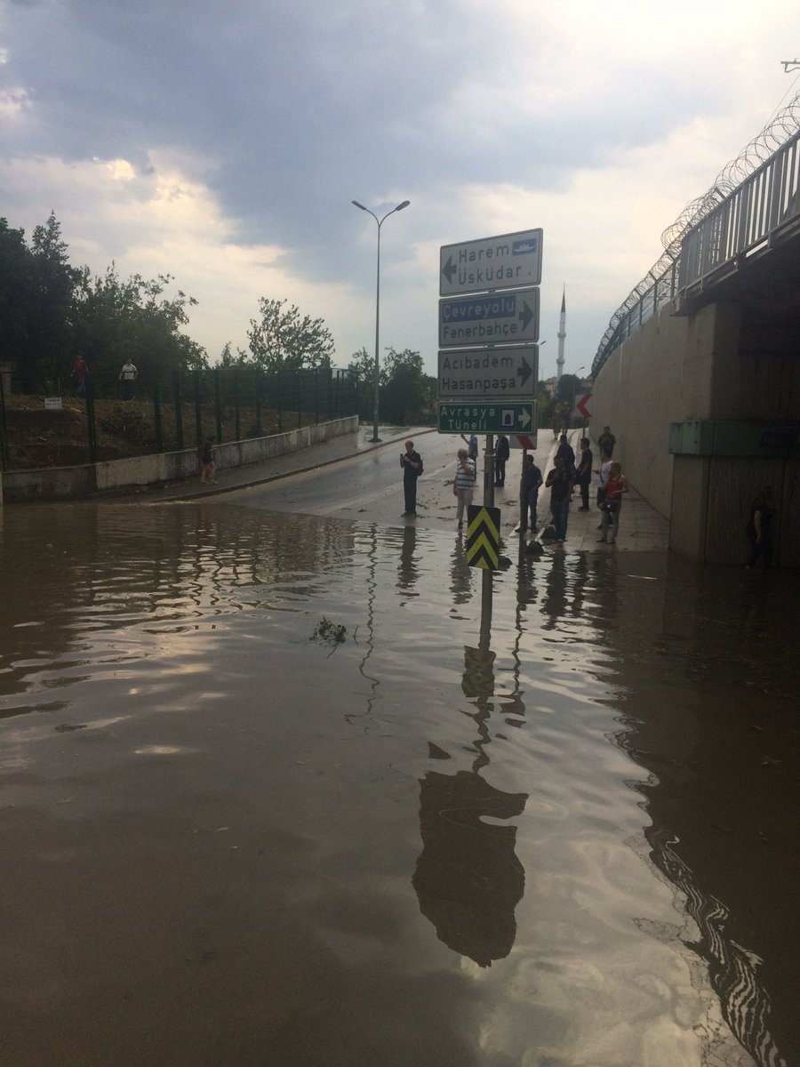 <a href="/radyotrafik/">Radyo Trafik İstanbul 104.2</a> haydarpaşadan-e-5 üsküdar yönüne çıkışlar kapalı marmaray köprü altı su dolmuş.